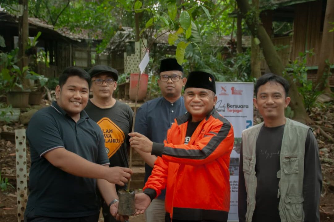 Satu Tahun Gerakan Rakyat, Muda Bergerak Tunjukkan Aksi Nyata: Tanam Pohon di Ciliwung Demi Masa Depan Jakarta yang Lebih Hijau
