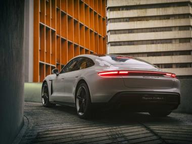 Protokol Kalibrasi Dinamik Sistem Poros Kemudi Belakang Aktif dan Kontrol Kualiti Kelincahan Pergerakan Sasis Porsche Moden