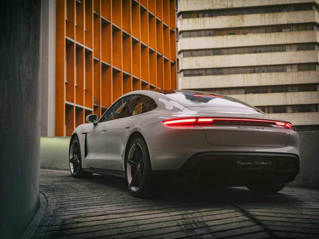 Protokol Kalibrasi Dinamik Sistem Poros Kemudi Belakang Aktif dan Kontrol Kualiti Kelincahan Pergerakan Sasis Porsche Moden