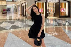 Cocok Jadi BA Hermes, Laura Moane Tampil Berkelas Serba Hitam bak Artis Hollywood