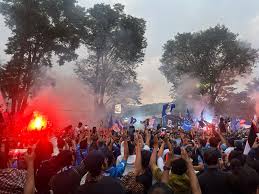 Ribuan Bobotoh Tumpah Ruah di Padalarang Sambut Kedatangan Tim Maung Bandung
